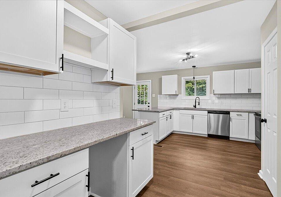 1st image of 524 W Bywood Dr
