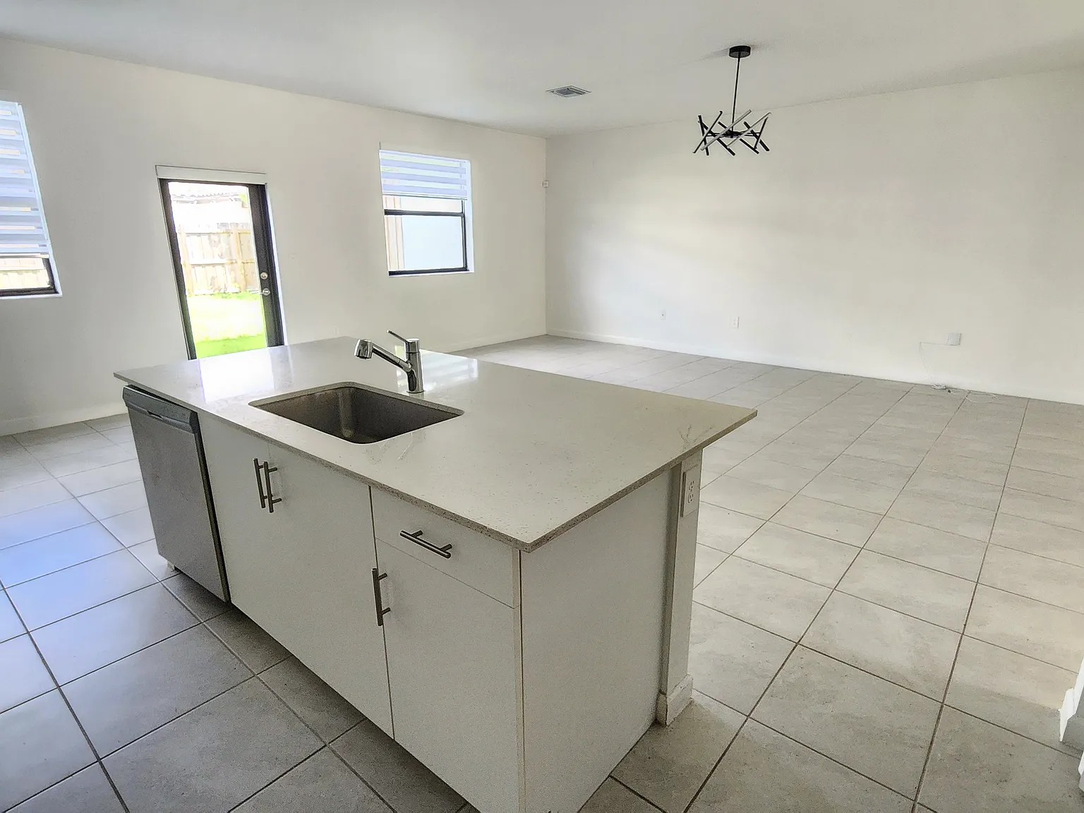 4 bed, 2500 sqft, $3,200 — Photo 4