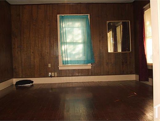 3rd image of 304 E Milam St