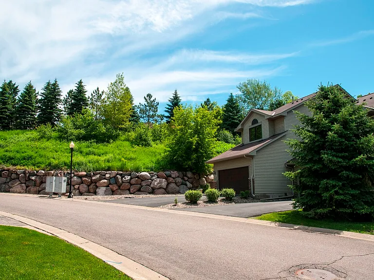 Oaks Lincoln Townhomes — Photo 16