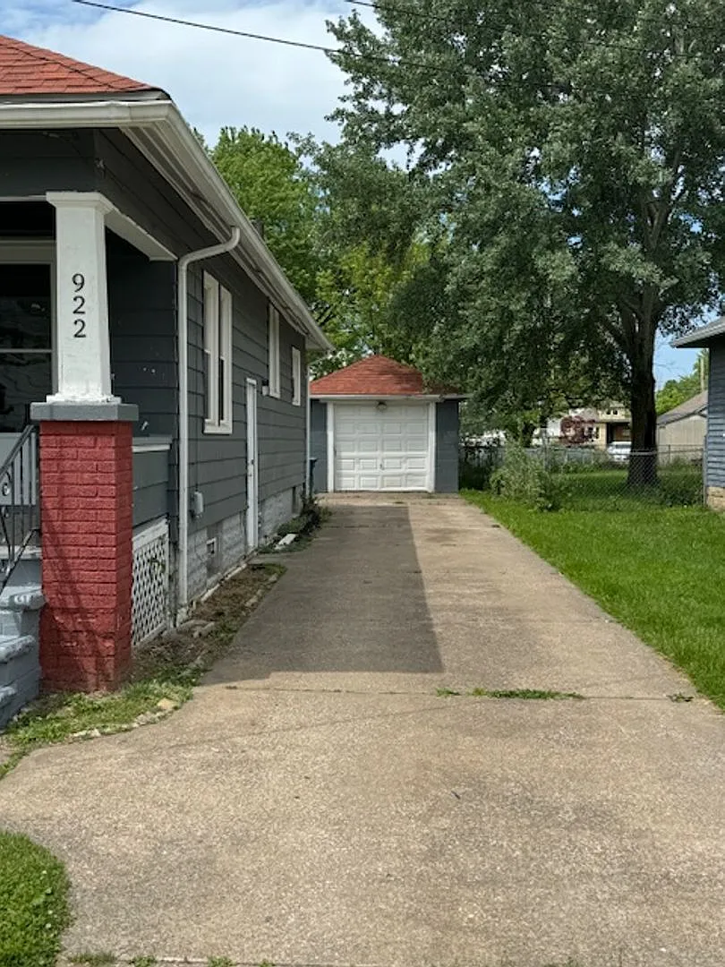 3 Bed - 1 Bath - Single Family Home in Lorain — Photo 3