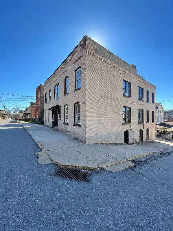 3 bed, 1.0 bath, $950 — Photo 2