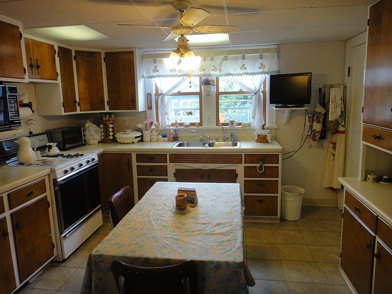 2nd image of 1425 Main Ave