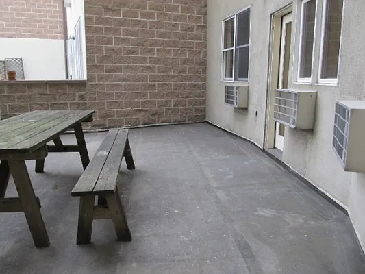 Rented by FlatFinders Realty | media 21