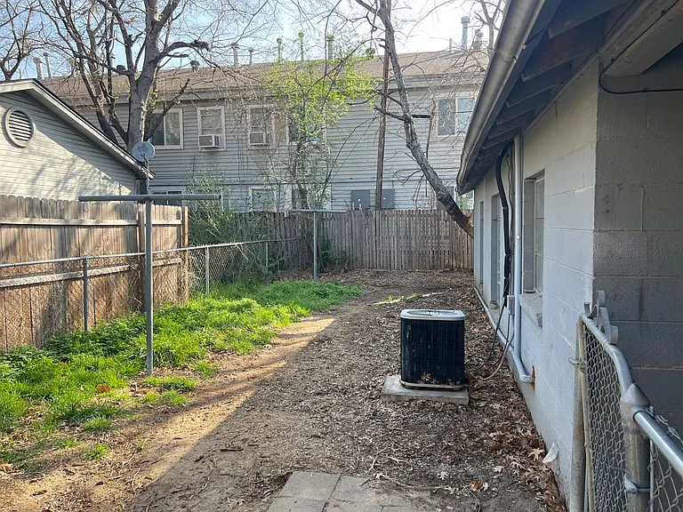 2300 W Hickory St — Photo 31
