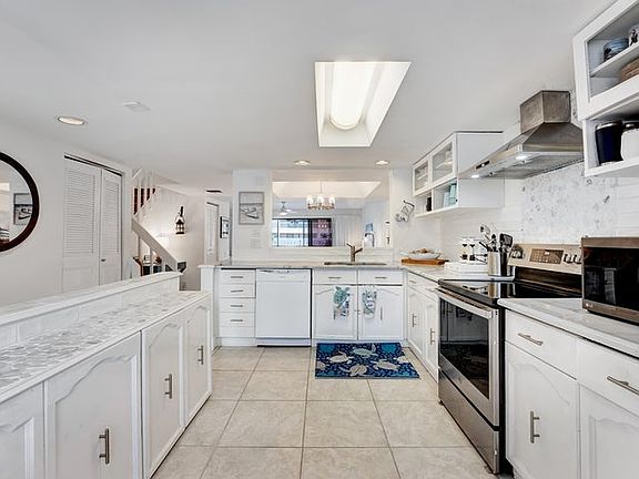 2nd image of 716 NE 20th Ln