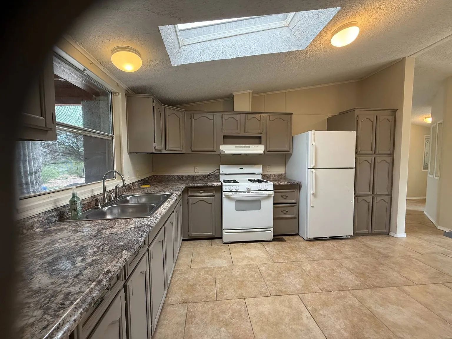 2 bed, 2.0 bath, 1568 sqft, $1,200 — Photo 2