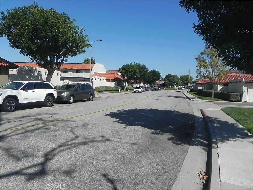 3 bed, 1.5 bath, 1240 sqft, $3,600 — Photo 2