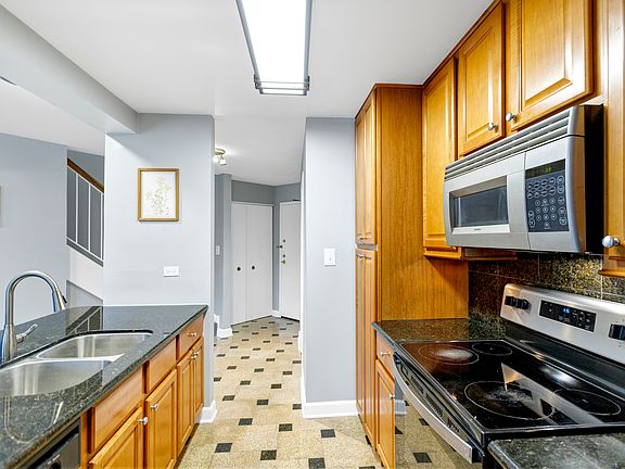 3rd image of 1750 Sleepy Hollow Ct APT 7