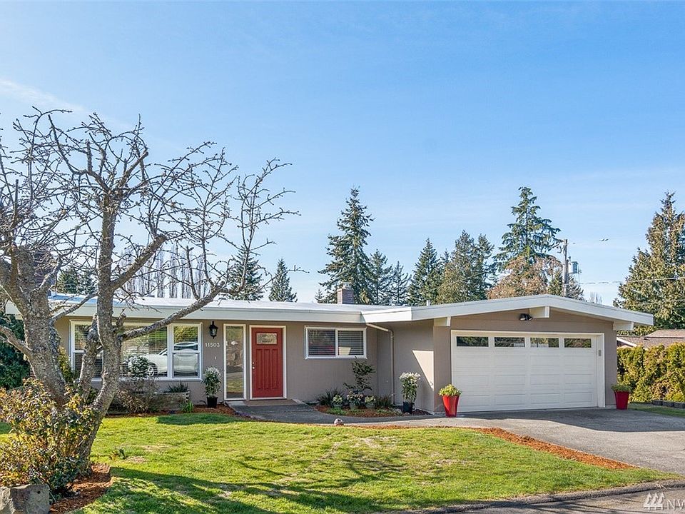 11503 21st Pl SW sits on a spacious corner lot on a dead-end street