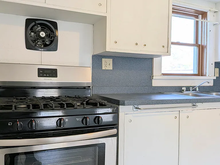44 Bank St #1/2 — Photo 3
