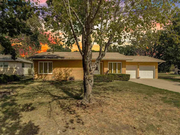 1120 E 8th St, Newton, KS 67114