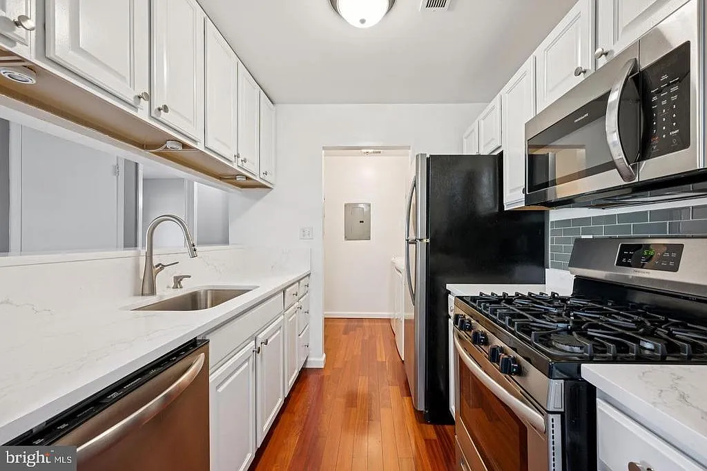 2 bed, 2.0 bath, 940 sqft, $2,100 — Photo 3