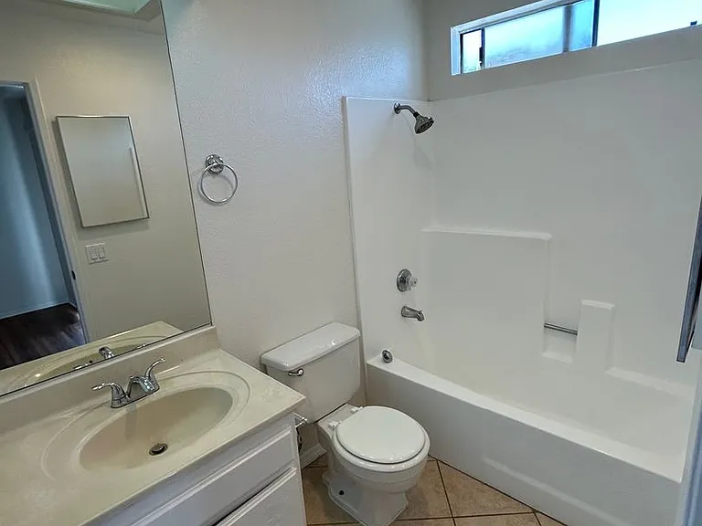 1594 Daly-Olive Apartments — Photo 10
