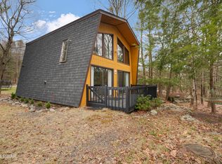 1907 Lakeview Dr E, Lake Ariel, PA 18436