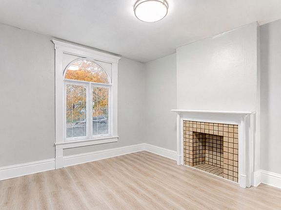 3rd image of 196 W 8th Ave