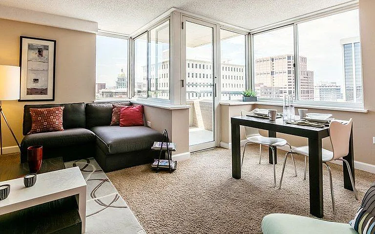 300 East 17th Apartments — Photo 36