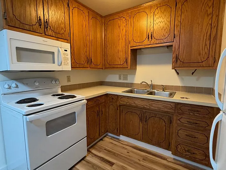 966 E Elm Dr — Photo 3