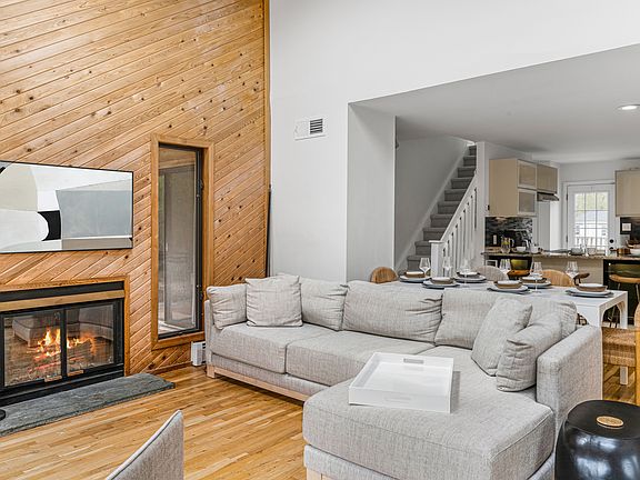 3rd image of 8 Arbutus Ln