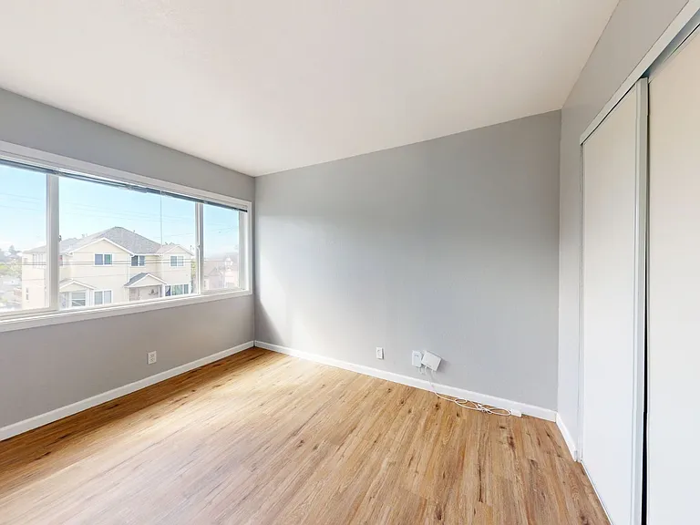 2515 10th ave — Photo 122