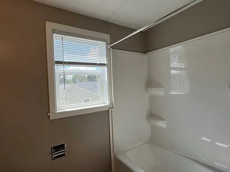 Cute bath, upstairs