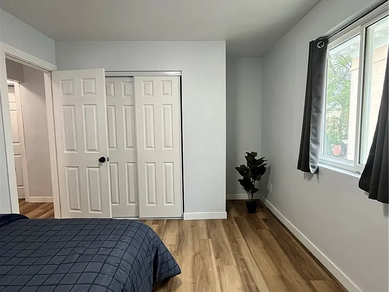 851 W 40th Pl — Photo 6