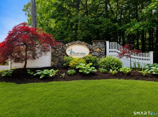 11 Trout Brook Cir #11, Newtown, CT 06470