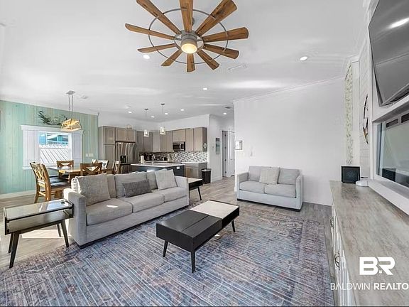 4th image of 712 W Beach Blvd