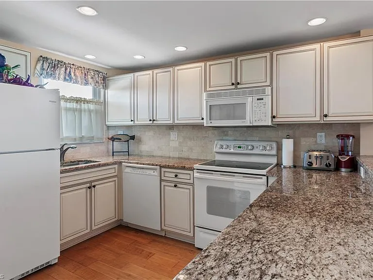 29 High Point Cir E #503 — Photo 9