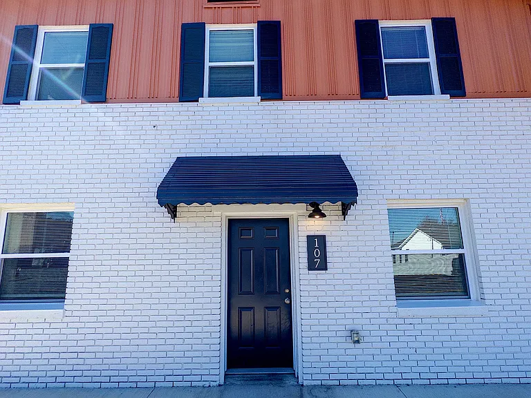 107 N Everett High Rd — Photo 2