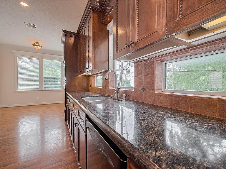 1419 Thompson St — Photo 19