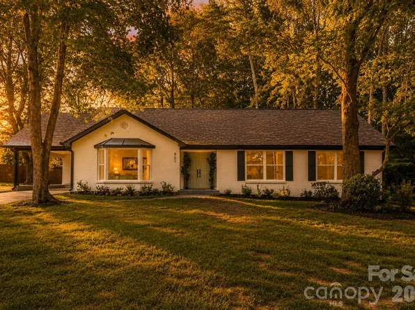 900 Burtonwood Cir, Charlotte, NC 28212