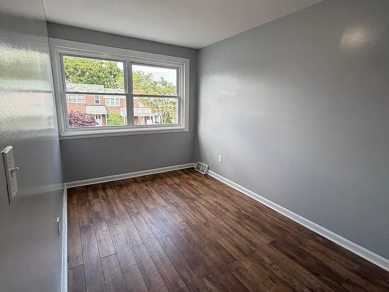 932 Elton Ave — Photo 10