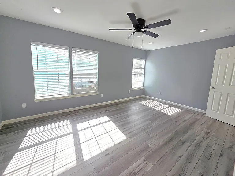 718 Lozano St — Photo 10