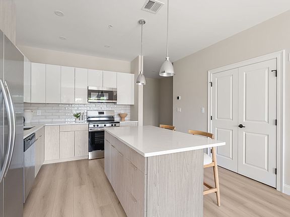 4th image of 13 Wentworth Rd #404