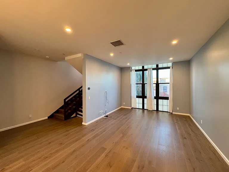 1825 1/2 Alsace Ave — Photo 9