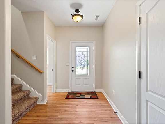 4th image of 615 Knob Hill Rd