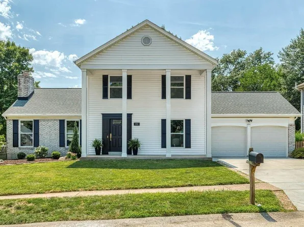 812 Stone Canyon Dr, Ballwin, MO 63021