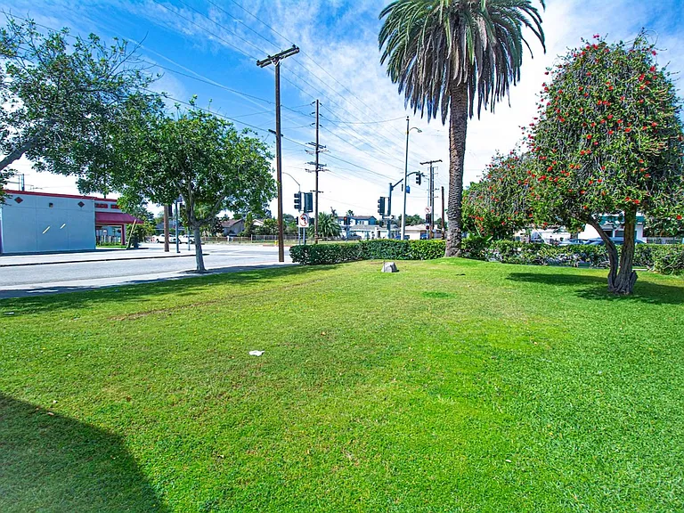 306 N Azusa Ave — Photo 28