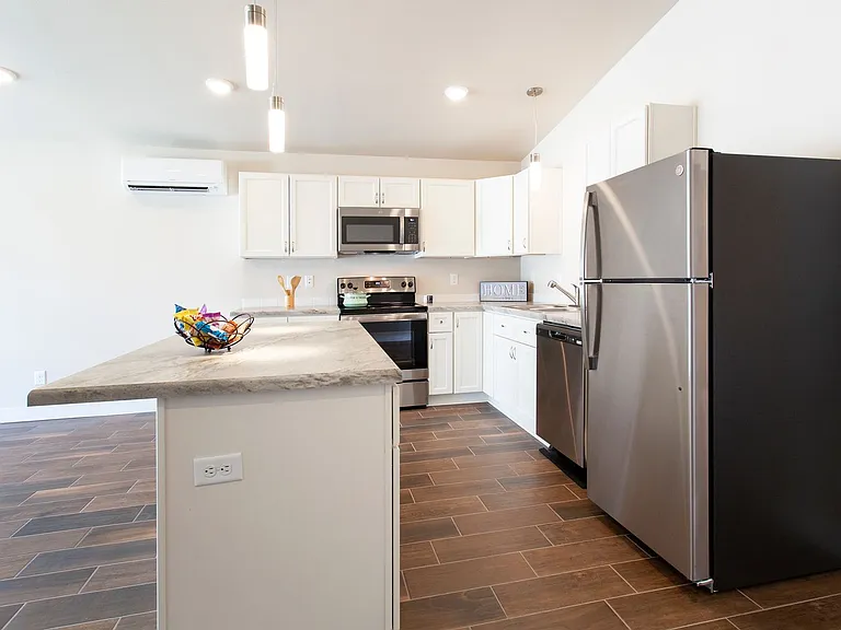 Lakeside Apartments — Photo 43