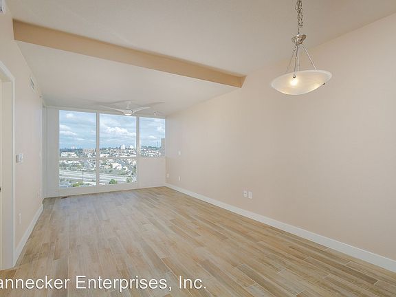 4th image of 300 W Beech St Unit 2005