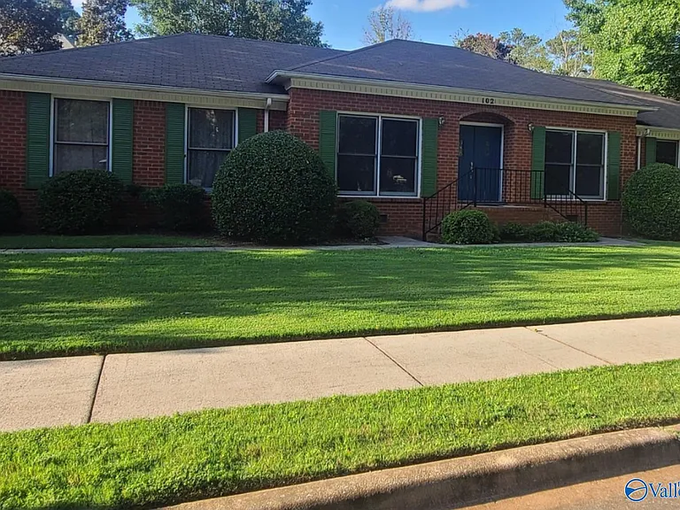 102 Montrose Dr — Photo 1