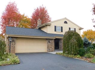 8601 N Fox Croft Ln, Fox Pt, WI 53217