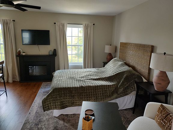 4th image of 3981 Four Oaks Blvd Unit 1