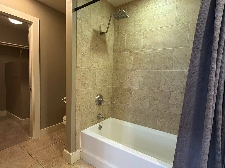 411 W 7th St #202 — Photo 12