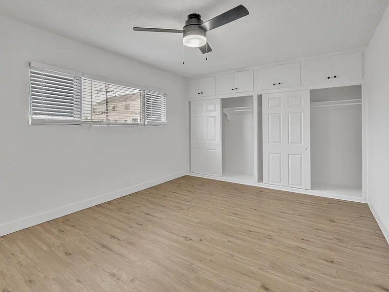 1055 Loma Ave — Photo 10