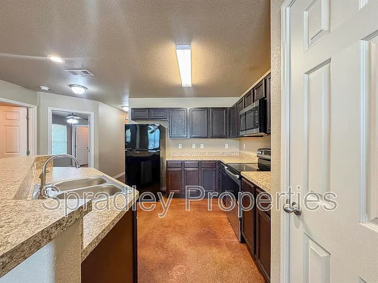 642 Laila Ln — Photo 4