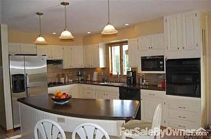 Kitchen : Bright, open area, great for get togethers and family functions.