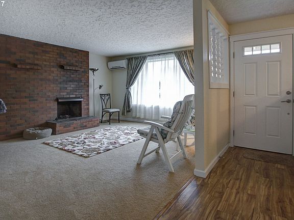 3rd image of 3805 NE 45th St