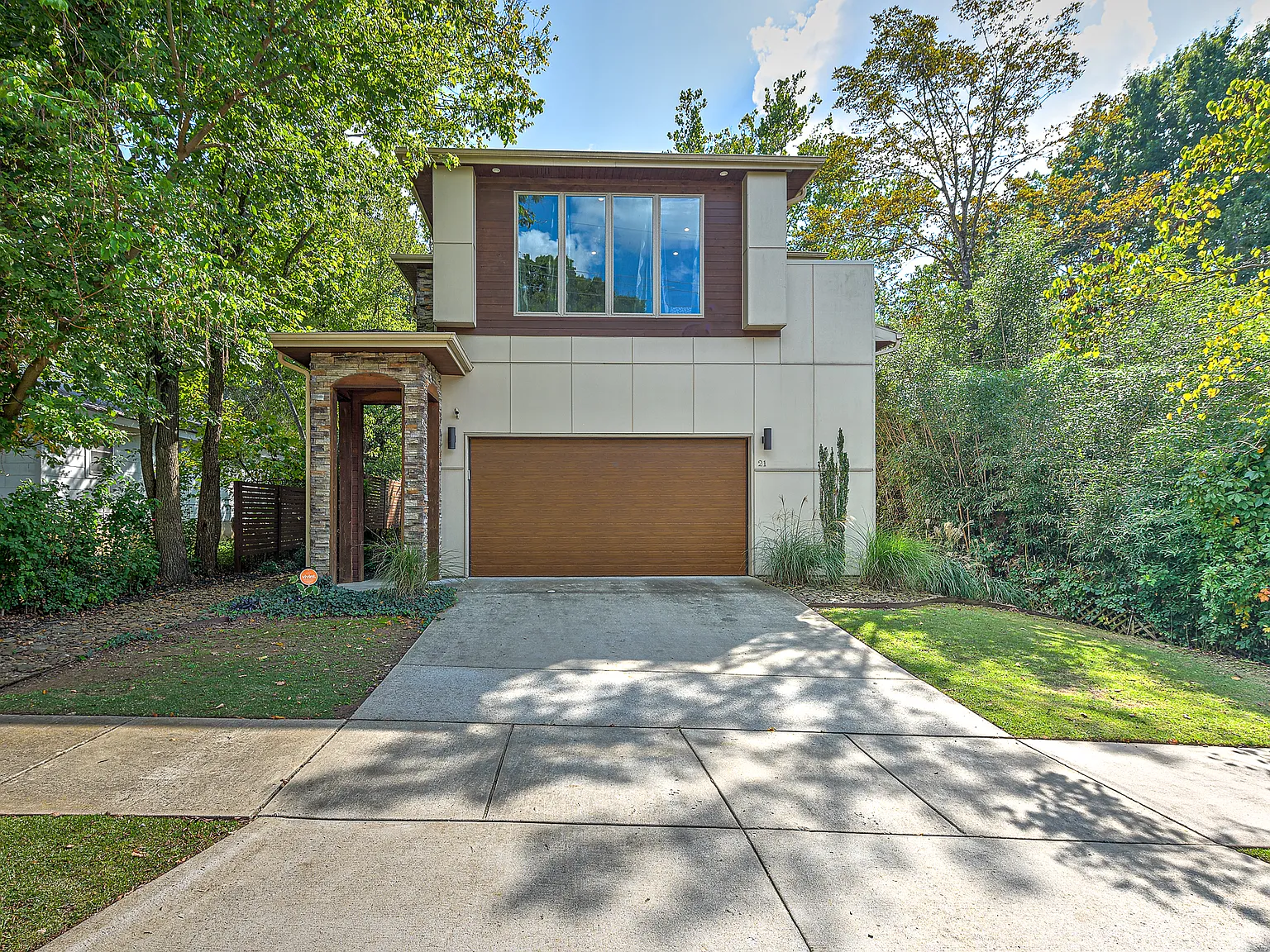 3 bed, 2.5 bath, 2200 sqft, $3,900 — Photo 2